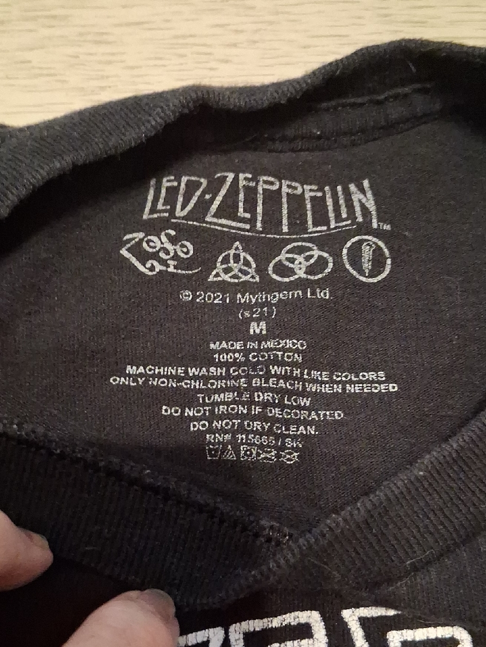 Led Zeppelin 1977 Black Graphic Band Tee. Unisex Size M - Picture 4 of 6